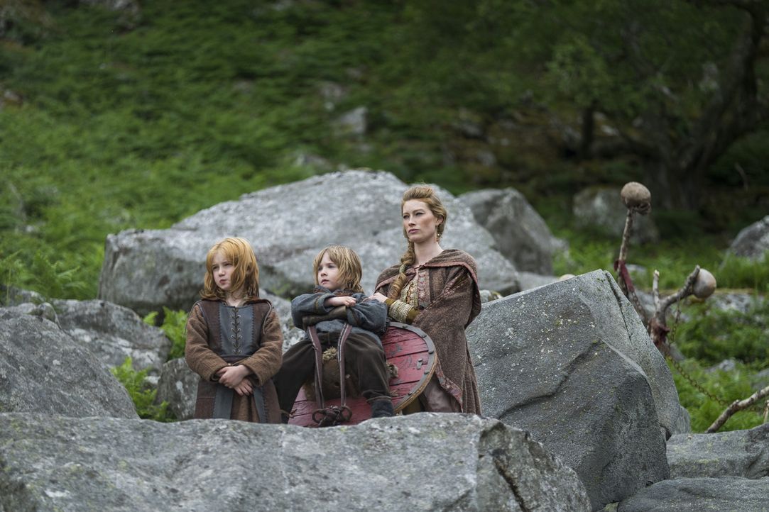 Müssen zusehen, wie Ragnar und seine Männer zu einer neuen Schlacht nach Paris aufbrechen: Aslaug (Alyssa Sutherland, r.), Sigurd (Elijah O'Sullivan... - Bildquelle: 2016 TM PRODUCTIONS LIMITED / T5 VIKINGS III PRODUCTIONS INC. ALL RIGHTS RESERVED.