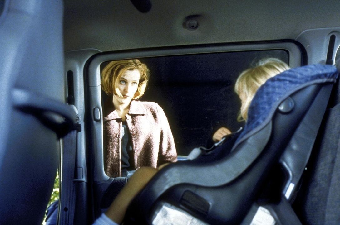 Dana Scully (Gillian Anderson, l.) begleitet die kleine Emily (Mecca Menard, r.), die in ein Kinderheim gebracht werden soll. - Bildquelle: TM +   2000 Twentieth Century Fox Film Corporation. All Rights Reserved.