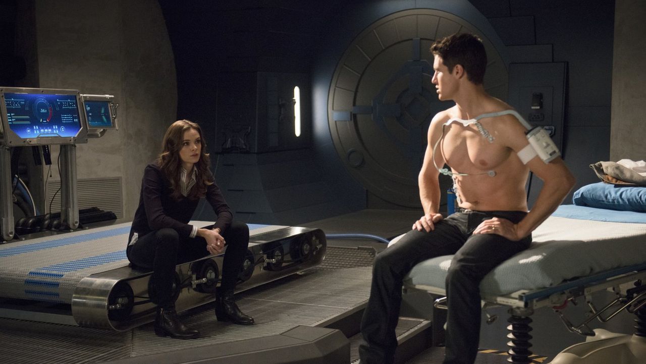 Киберпанк ученый. Легенды завтрашнего дня dc comics. Фантастика персонажи. Дерек уилсон человек будущего. Фильм легенды dc.