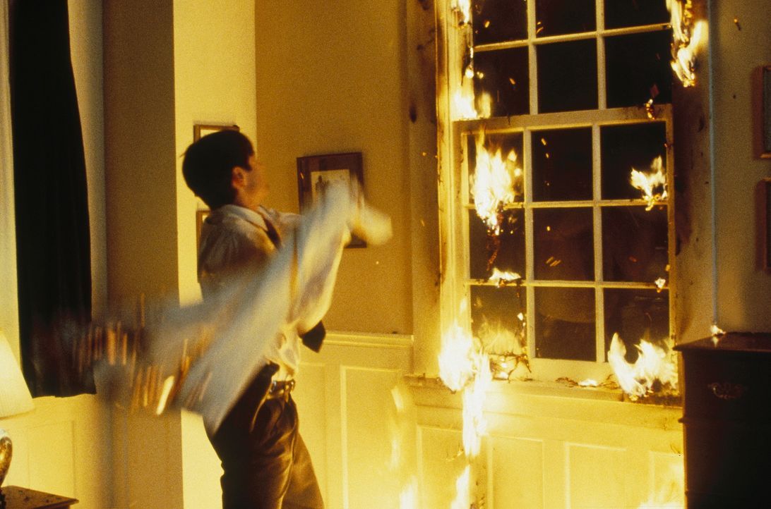 Mulder (David Duchovny) hat sichtlich Mühe, das Flammenmeer zu löschen. - Bildquelle: TM +   Twentieth Century Fox Film Corporation. All Rights Reserved.