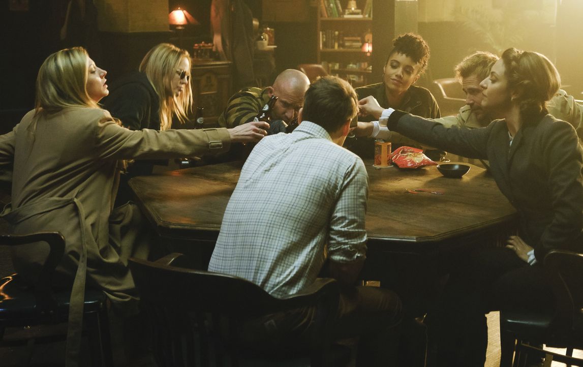 (v.l.n.r.) Ava Sharpe (Jes Macallan); Sara Lance (Caity Lotz); Mick Rory (Dominic Purcell); Charlie (Maisie Richardson-Sellers); John Constantine (M... - Bildquelle: 2019 The CW Network, LLC. All rights reserved.