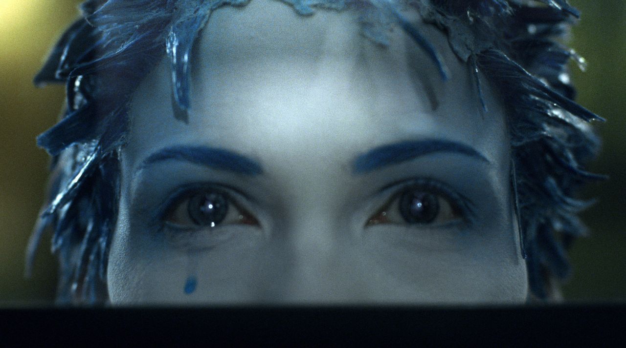 Jill (Linda Hardy) ist ein betörendes Zwitterwesen aus Mensch und Mutant, die mit blauen Haaren und weißer Haut ihre einsamen Tränen in den Schlu... - Bildquelle: TF1 Films Productions