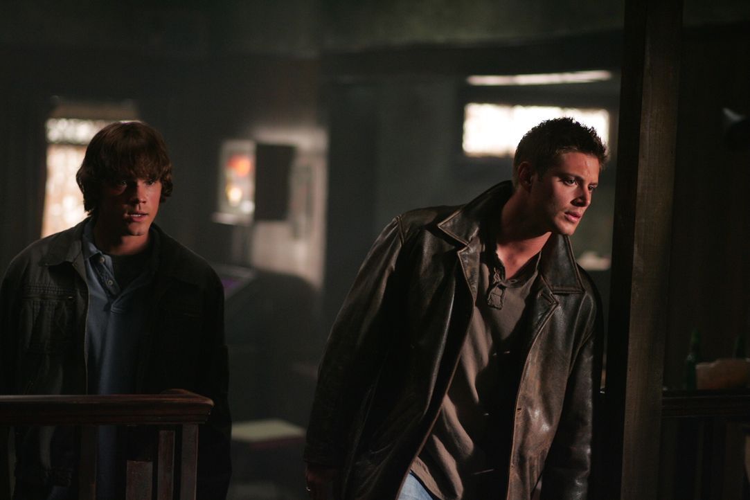 Sam (Jared Padalecki, l.) und Dean (Jensen Ackles, r.) hören eine Nachricht auf der Mailbox ihres Vaters ab, die sie zu einer unbekannten Frau führt... - Bildquelle: Warner Bros. Television