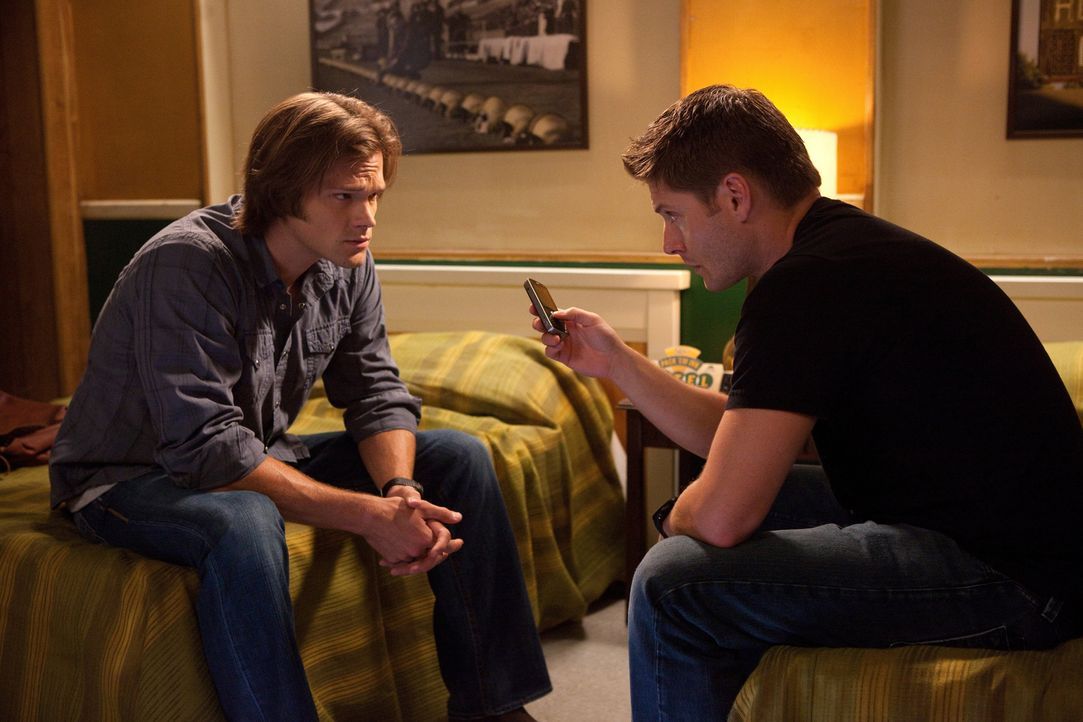 Für Dean (Jensen Ackles, r.) und Sam (Jared Padalecki, l.) ist es selbstverständlich, dass Bobby für sie da ist, da müssen sie auch mal etwas für ih... - Bildquelle: Warner Bros. Television