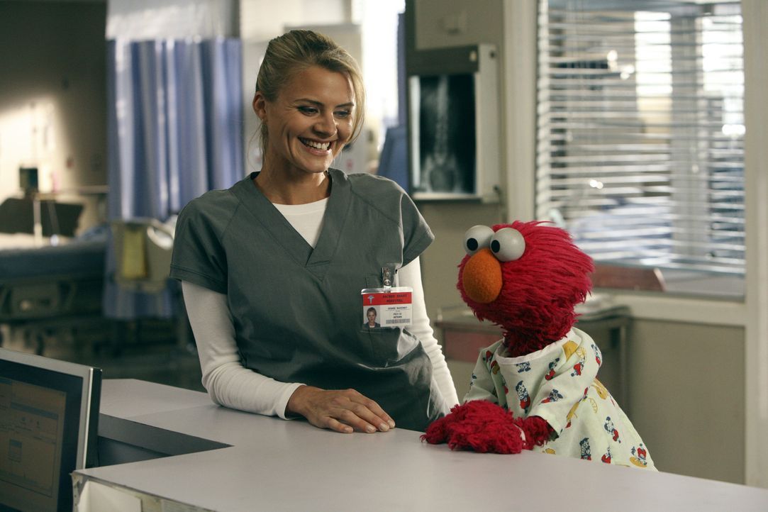 Dr. Denise Mahoney (Eliza Coupe, l.) macht Bekanntschaft mit Elmo (r.) ... - Bildquelle: Touchstone Television