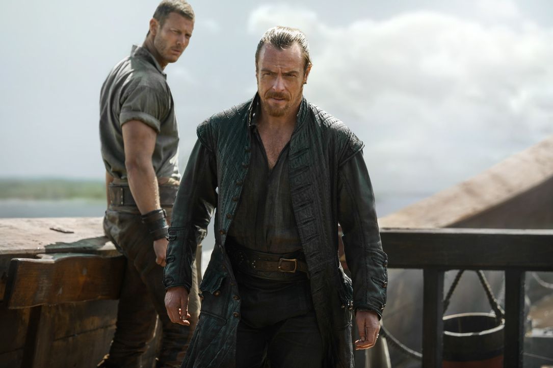 Um den Gouverneur Peter Ashe für eine unabhängige Piratennation zu gewinnen, macht sich Kapitän Flint (Toby Stephens, r.) mit Billy (Tom Hopper, l.)... - Bildquelle: 2015 Starz Entertainment LLC, All rights reserved.