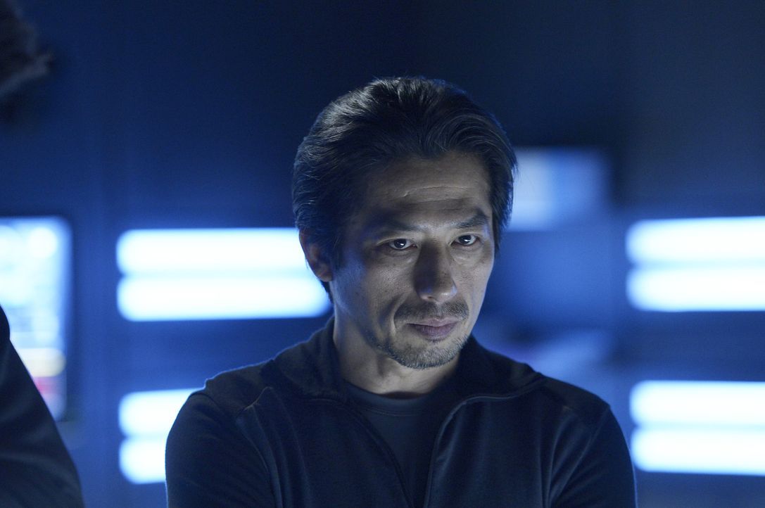 Hatake (Hiroyuki Sanada) öffnet sich Julia, doch er will ihr nicht alle Antworten geben ... - Bildquelle: 2014 Sony Pictures Television Inc. All Rights Reserved.
