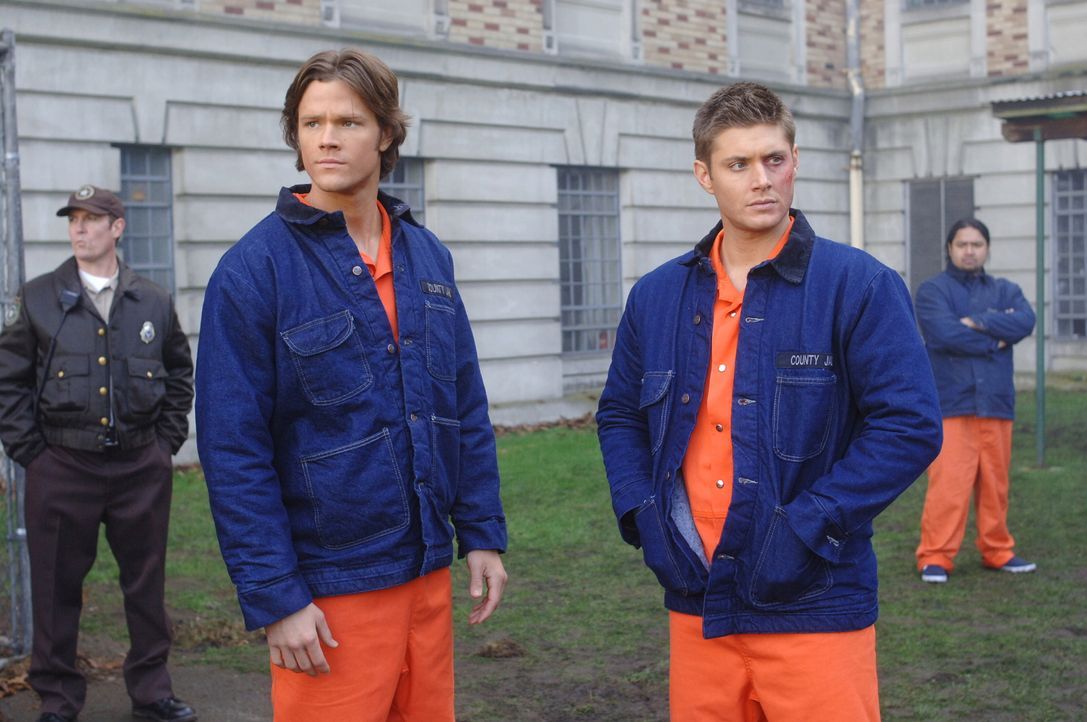 Hinter Gittern: Sam (Jared Padalecki, vorne l.) und Dean Winchester (Jensen Ackles, vorne r.) ... - Bildquelle: Warner Bros. Television