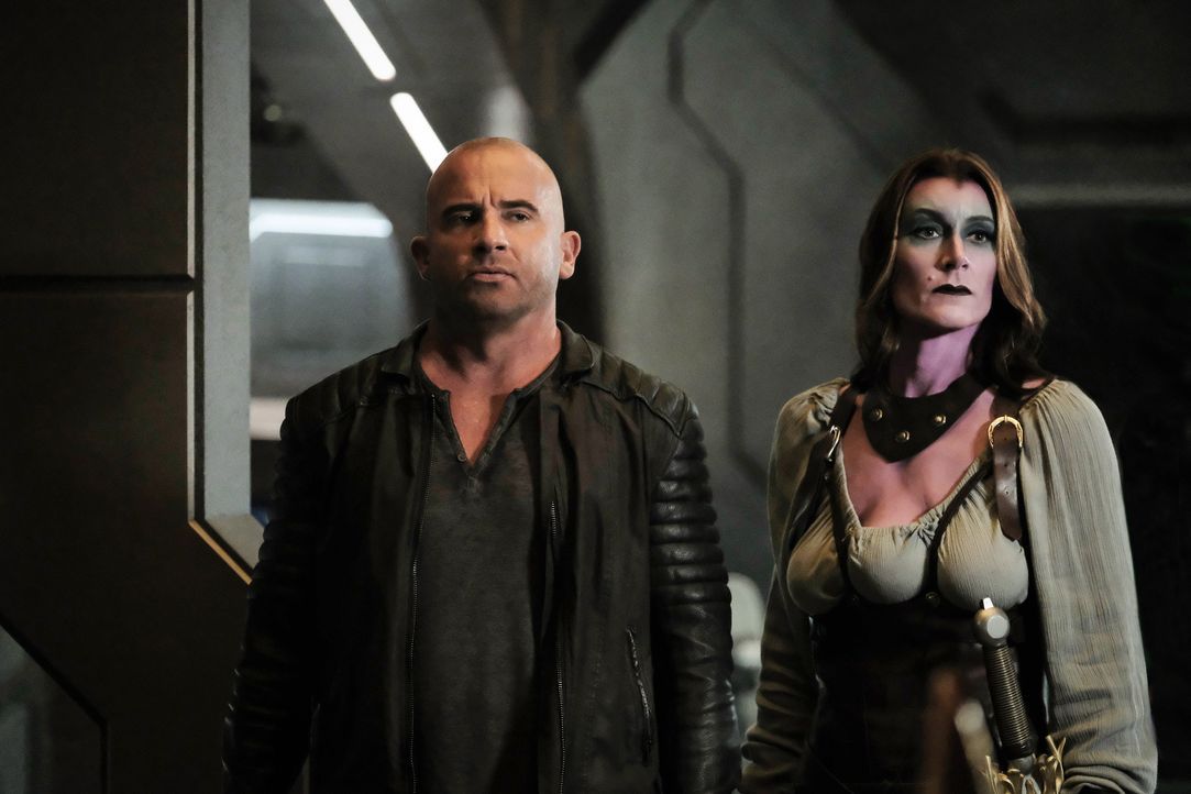 Rory (Dominic Purcell, l.); Garima (Vesna Ennis, r.) - Bildquelle: Michael Courtney 2018 The CW Network, LLC. All rights reserved. / Michael Courtney