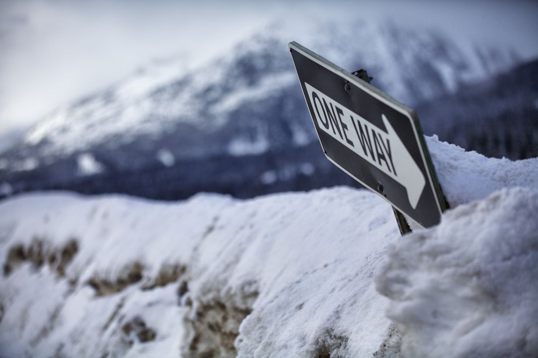 Der Coquihalla Highway in Kanada gehört zu den gefährlichsten Schnellstraßen der Welt. Raues Wetter und Steinschläge machen sie selbst für erfahrene... - Bildquelle: Beyond Distribution