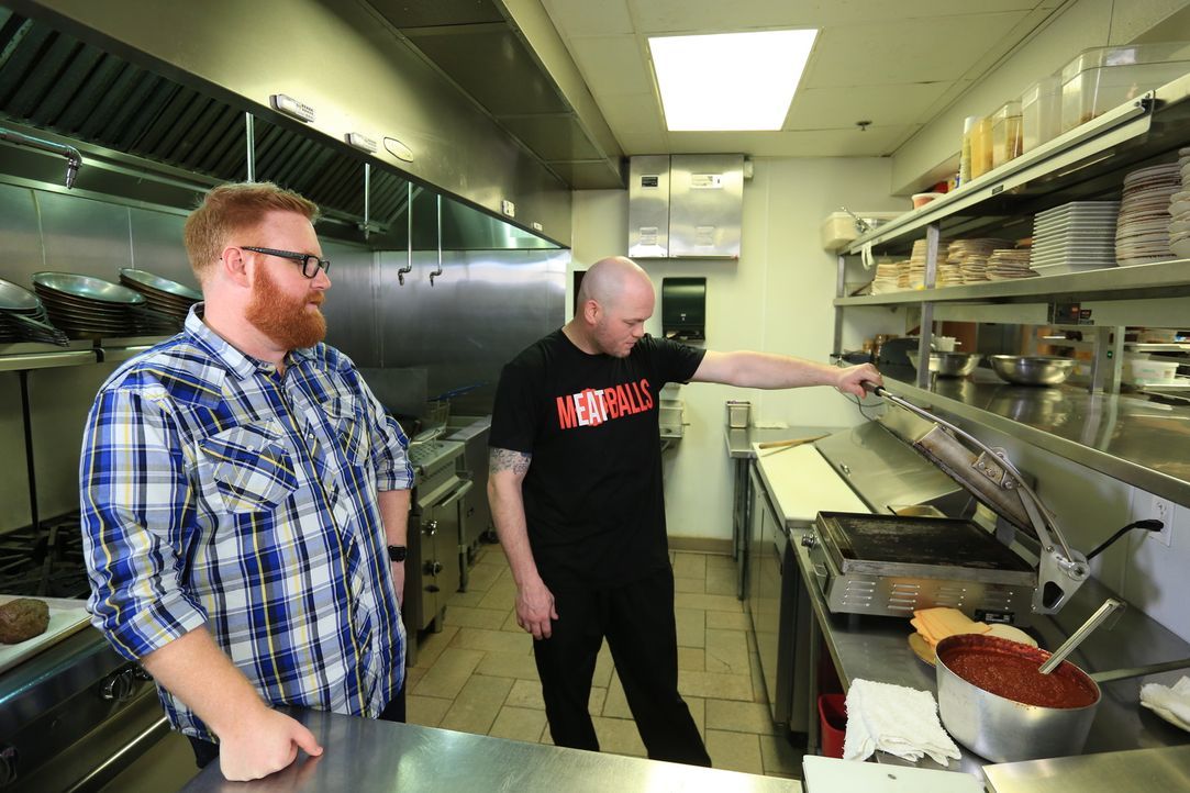 Im "Emporio" bereitet Josh Denny (l.) gemeinsam mit Küchenchef Donnie Amman (r.) ein Sixpack zu: Ein riesiges Sandwich mit viel Ciabatta und sechs g... - Bildquelle: 2017,Television Food Network, G.P. All Rights Reserved