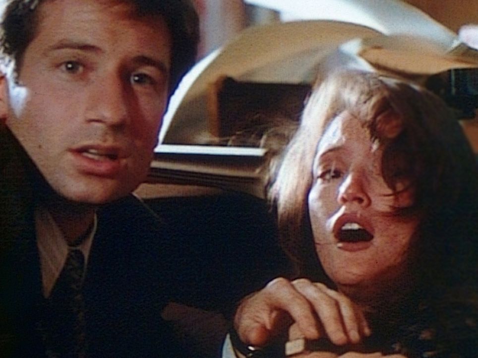 Der FBI-Agent Fox Mulder (David Duchovny, l.) und Lauren (Lisa Waltz, r.) werden Augenzeugen, wie ein Geist Rache nimmt. - Bildquelle: TM +   Twentieth Century Fox Film Corporation. All Rights Reserved.