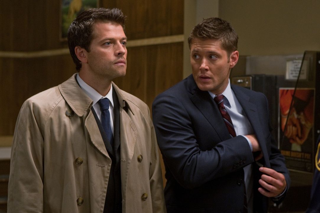 Dean (Jensen Ackles, r.) versucht die Apokalypse zu bekämpfen und arbeitet mit Castiel (Misha Collins, l.) Hand in Hand ... - Bildquelle: Warner Brothers