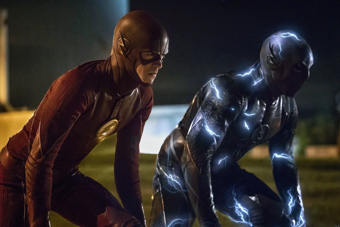 Zoom (Teddy Sears, r.) fordert Barry alias The Flash (Grant Gustin, l.) zu einem Wettlauf heraus, um endlich den wahren, schnellsten Menschen der We... - Bildquelle: Warner Bros. Entertainment, Inc.