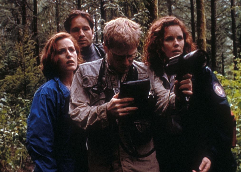 Scully (Gillian Anderson, l.) und Mulder (David Duchovny, 2.v.l.) suchen gemeinsam mit einem Techniker und der Polizistin Fazekas (Colleen Flynn, r.... - Bildquelle: TM +   2000 Twentieth Century Fox Film Corporation. All Rights Reserved.