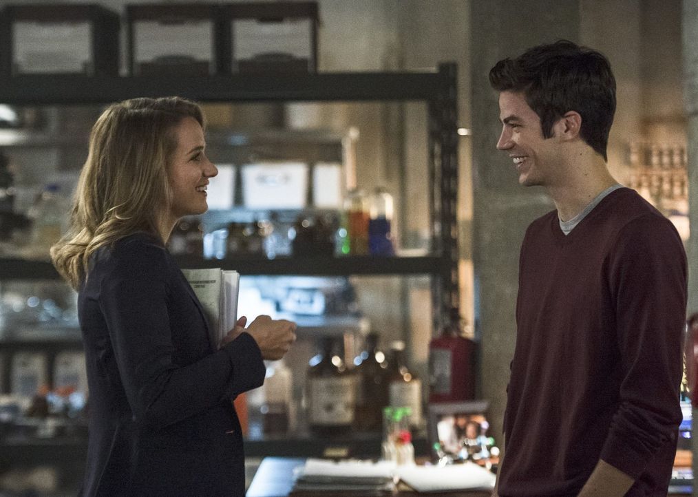 Patty (Shantel VanSanten, l.) und Barry (Grant Gustin, r.) verstehen sich immer besser, aber ein Geheimnis könnte das gute Verhältnis zwischen den b... - Bildquelle: 2015 Warner Brothers.