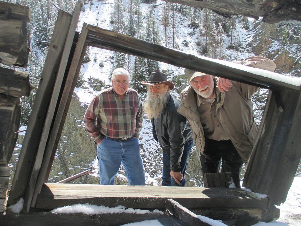 Dwayne (M.), Lowell (l.) und Tom (r.) begeben sich auf Spurensuche bei verlassenen Minen, denn Dwayne will jetzt untertags nach Edelsteinen graben ... - Bildquelle: High Noon Entertainment, 2015