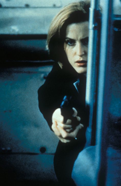 Scully (Gillian Anderson) hält einen mehrfachen Kindermörder, der kurz davorsteht, ein weiteres Mädchen umzubringen, in Schach. - Bildquelle: TM +   Twentieth Century Fox Film Corporation. All Rights Reserved.