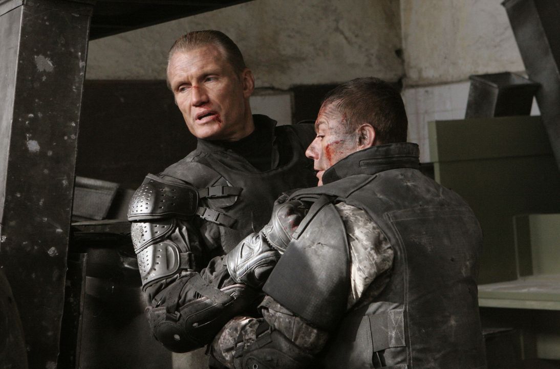 Noch weiß Luc Deveraux (Jean-Claude van Damme, r.) nicht, dass sein Erzfeind Andrew Scott (Dolph Lundgren, l.) heimlich geklont und aufgebessert wur... - Bildquelle: 2009, Signature Pictures, Foresight Unlimited