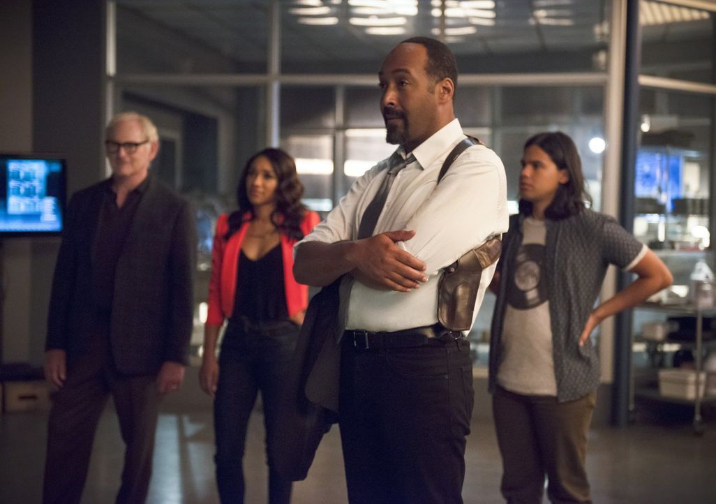 Während Joe (Jesse L. Martin, 2.v.r.) noch mit der Vorstellung zu kämpfen hat, dass es Parallelwelten gibt, erkennen Dr. Stein (Victor Garber, l.),... - Bildquelle: 2015 Warner Brothers.