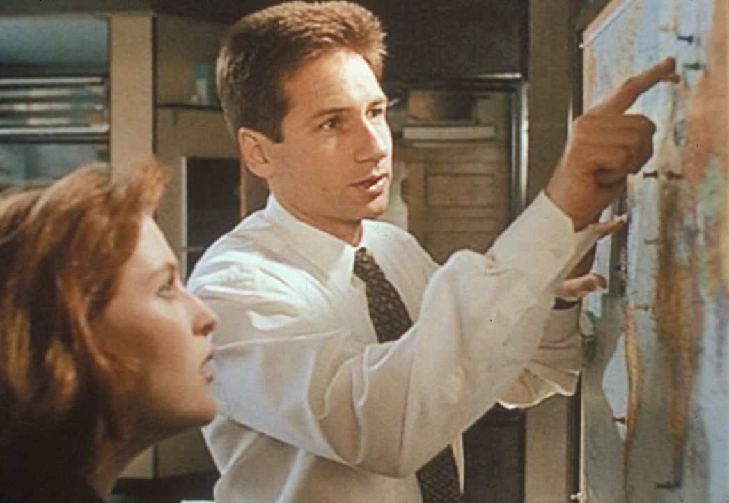Scully (Gillian Anderson, l.) und Mulder (David Duchovny, r.) studieren auf einer Seekarte die Lage der sogenannten Zeitschnittstelle , ähnlich dem... - Bildquelle: TM +   Twentieth Century Fox Film Corporation. All Rights Reserved.