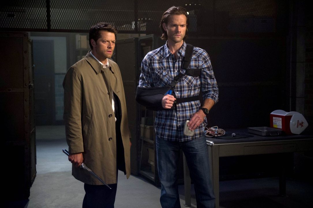 Finden Castiel (Misha Collins, l.) und Sam (Jared Padalecki, r.) einen Weg, um Dean zu retten? - Bildquelle: 2016 Warner Brothers