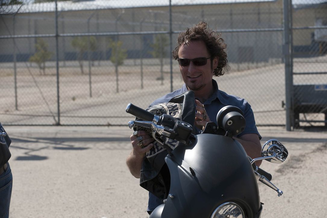 Nach 14 Monaten Knast genießt Tig (Kim Coates) die Freiheit und das Motorradclub Leben ... - Bildquelle: 2011 Twentieth Century Fox Film Corporation and Bluebush Productions, LLC. All rights reserved.