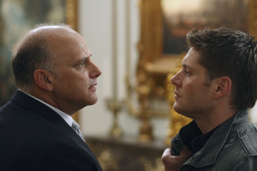 Dean (Jensen Ackles, r.) ist bereit, seine Hülle an Michael zu übergeben. Zur Sicherheit hat Zachariah (Kurt Fuller, l.) Adam, den Bruder von Dean u... - Bildquelle: Warner Brothers