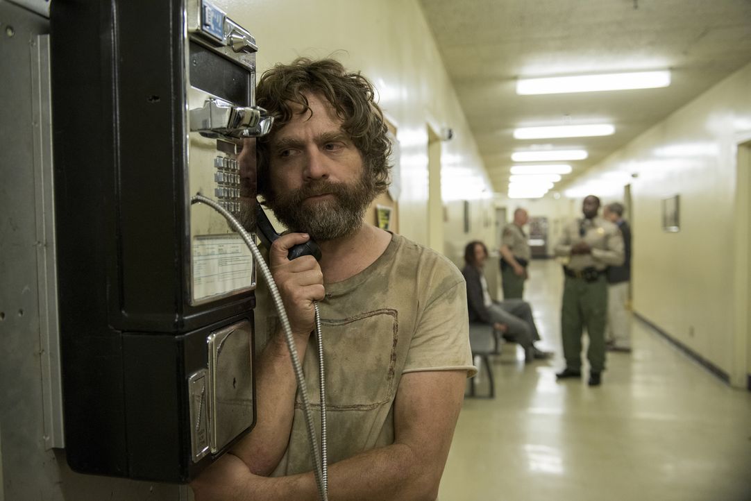 Als Chip (Zach Galifianakis) verhaftet wird, muss er seine Mutter anrufen, was dieser ganz schön die Laune verdirbt ... - Bildquelle: 2017 Fox and its related entities.  All rights reserved.