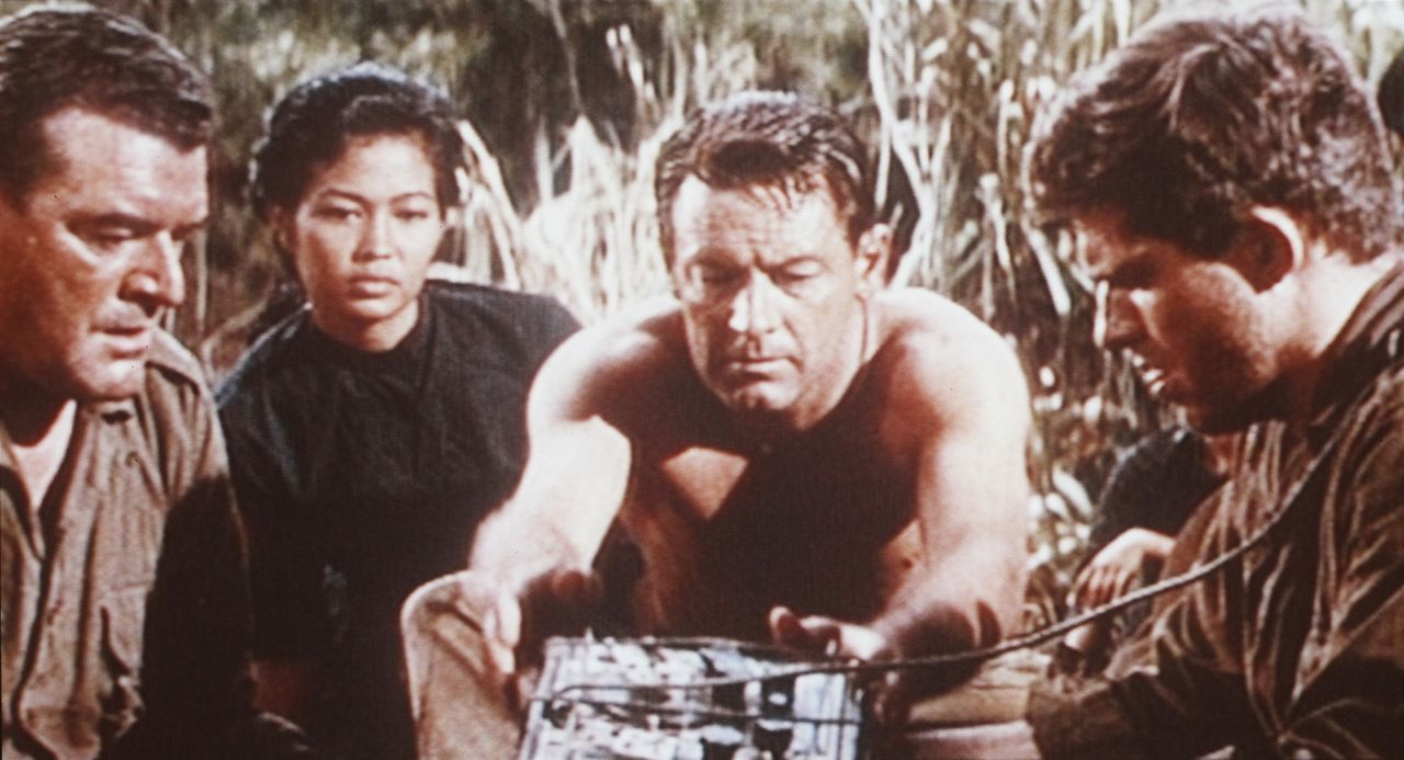 Shears (William Holden, M.), Major Warden (Jack Hawkins, l.), Yai (M.R.B. Chakrabandhu, 2.v.l.) und Leutnant Joyce (Geoffrey Horne, r.) sind für di...