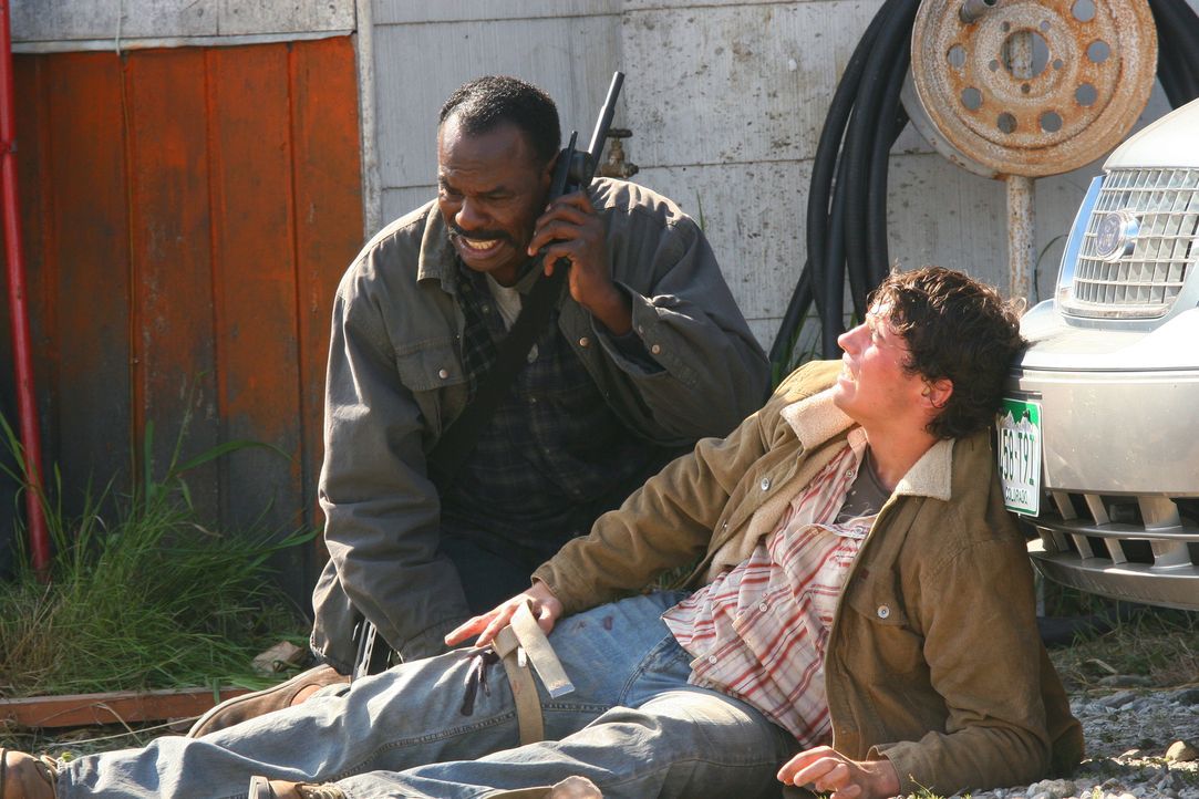 Während Sam und Dean von Jäger Rufus Turner (Steven Williams, l.) zur Hilfe gerufen werden, sucht Castiel nach einer Lösung, um Luzifer zu besiegen... - Bildquelle: Warner Bros. Television