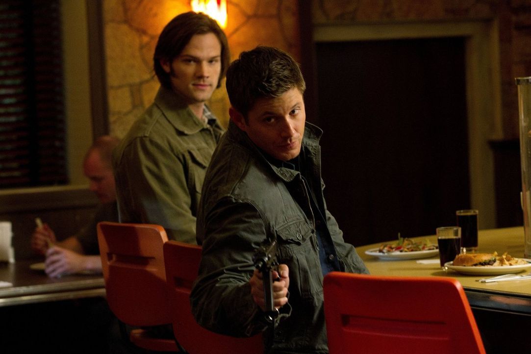Dean (Jensen Ackles, r.) und Sam (Jared Padalecki, l.) stehen auf der Fahndungsliste des FBI, als zwei Leviathane sich als die beiden ausgeben und s... - Bildquelle: Warner Bros. Television