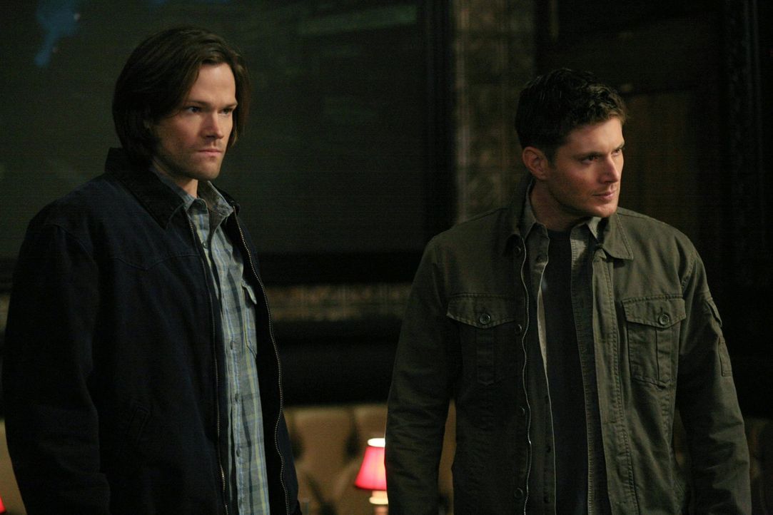 Als Sam (Jared Padalecki, l.) und Dean (Jensen Ackles, r.) zu Morden gerufen werden, bei denen ein alter Bekannter involviert ist, geraten sie in ei... - Bildquelle: Warner Bros. Television