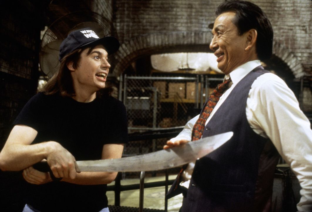Um sich Mr. Wong (James Hong, r.) zu empfehlen, führt Wayne (Mike Myers, l.) seine chinesischen Shaolin-Schwertkampf-Künste vor. - Bildquelle: Paramount Pictures