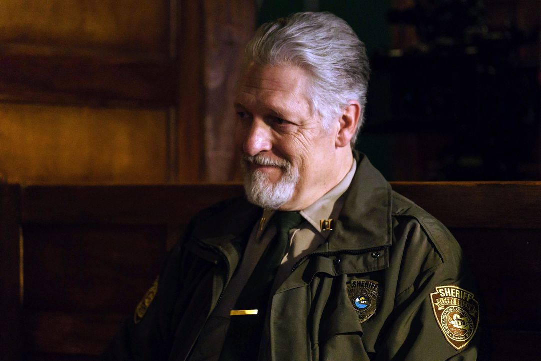 Nachdem Abbie von Pandoras Box absorbiert wurde, trifft sie auf Sheriff Corbin (Clancy Brown) und erfährt einige interessante Neuigkeiten ... - Bildquelle: 2015-2016 Fox and its related entities.  All rights reserved.