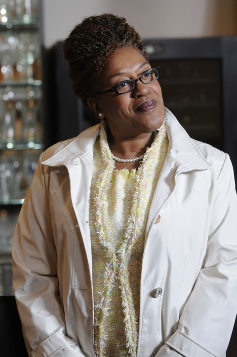 Mrs. Frederic (CCH Pounder) - Bildquelle: Steve Wilkie 2012 Universal Network Television LLC. ALL RIGHTS RESERVED. / Steve Wilkie