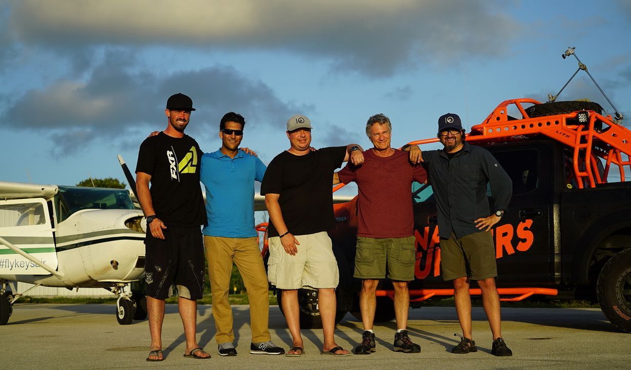 (v.l.n.) Ricky, Pilot Peter Bruno, Chris, Sturmjäger Jim Edds und Greg wagen sich in die Lüfte und genießen den Blick über Florida ...
