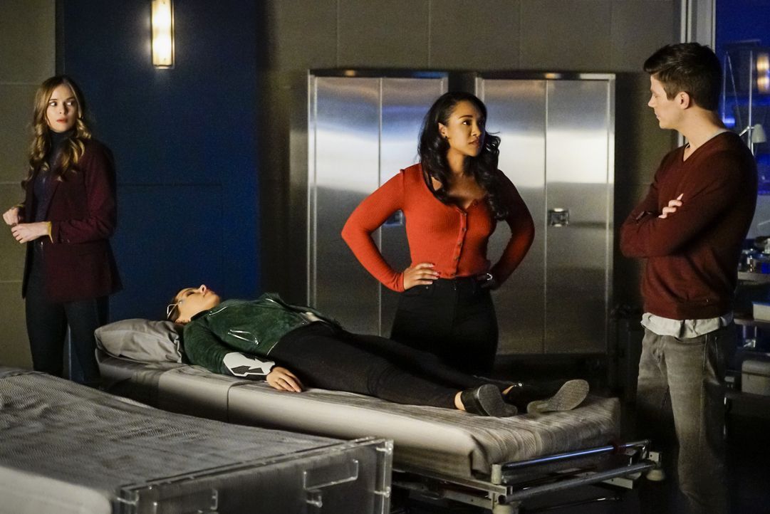 (v.l.n.r.) Caitlin (Danielle Panabaker); Nora (Jessica Parker Kennedy); Iris (Candice Patton); Barry (Grant Gustin) - Bildquelle: Shane Harvey © 2018 The CW Network, LLC. All rights reserved. / Shane Harvey
