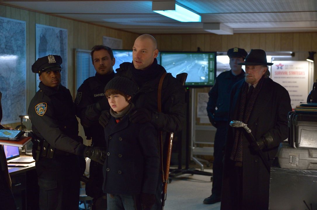 Können Zach (Max Charles, vorne), Eph (Corey Soll, M.) und Abraham (David Bradley, r.) Justine und das Militär davon überzeugen, dass Red Hook nicht... - Bildquelle: 2015 Fox and its related entities. All rights reserved.