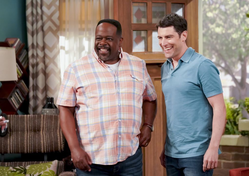 Calvin Butler (Cedric the Entertainer, l.); Dave Johnson (Max Greenfield, r.) - Bildquelle: Ron P. Jaffe © 2020 CBS Broadcasting, Inc. All Rights Reserved. / Ron P. Jaffe