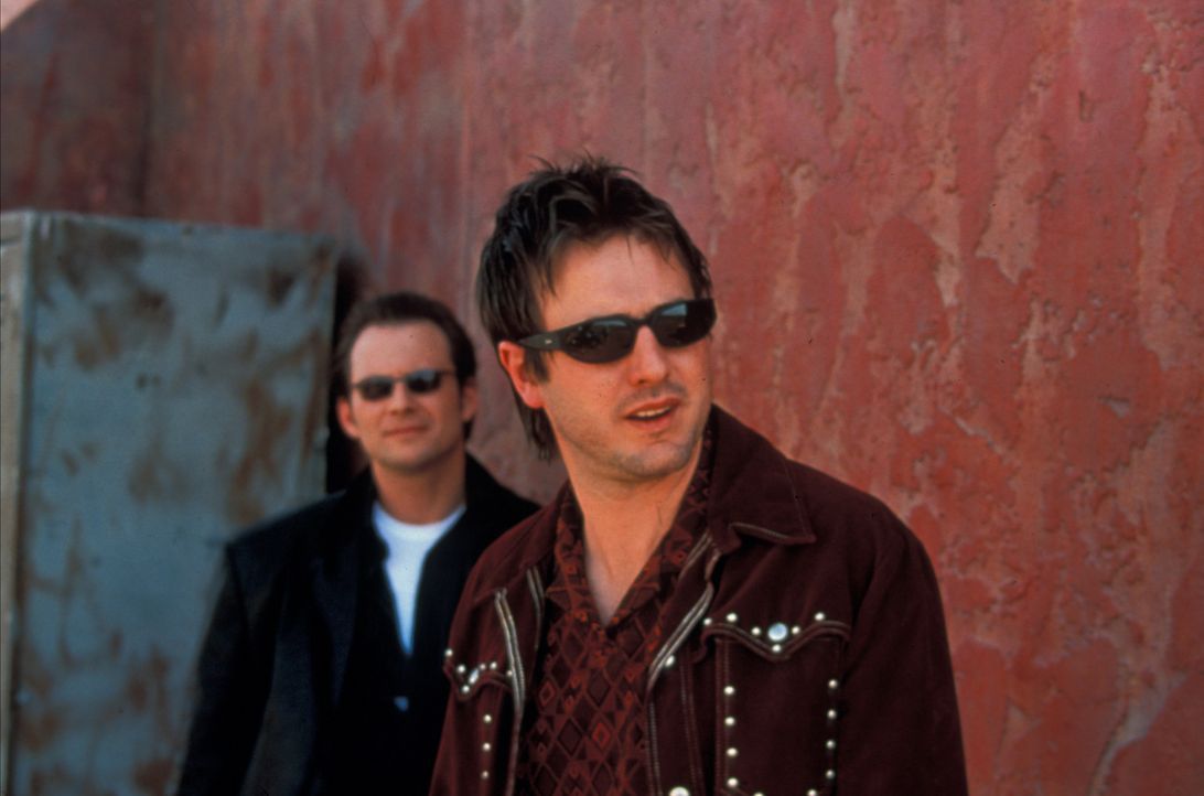 Ahnen nicht, dass sie ihren grandiosen Coup nur kurz genießen können: Hanson (Christian Slater, l.) und Gus (David Arquette, r.) ... - Bildquelle: Francise Pictures