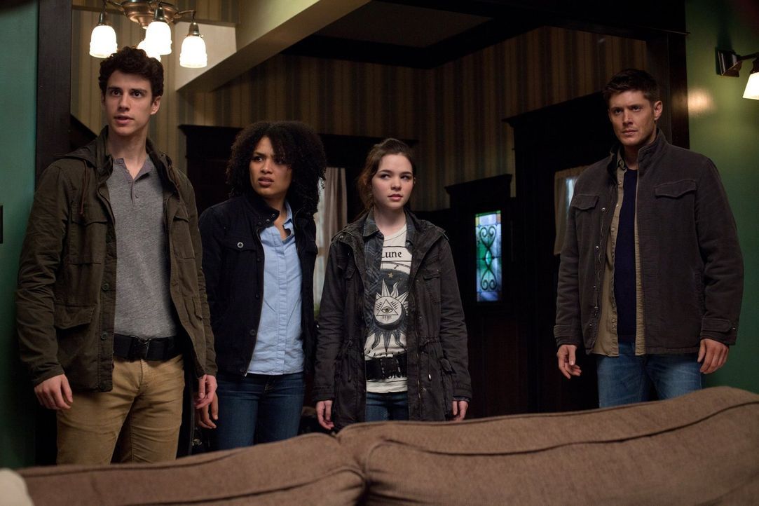 Dean (Jensen Ackles, r.) ist begeistert  davon, wie Victor den obdachlosen Kindern Krissy (Madison McLaughlin, 2.v.r.), Josephine (Megan Danso, 2.v.... - Bildquelle: Warner Bros. Television