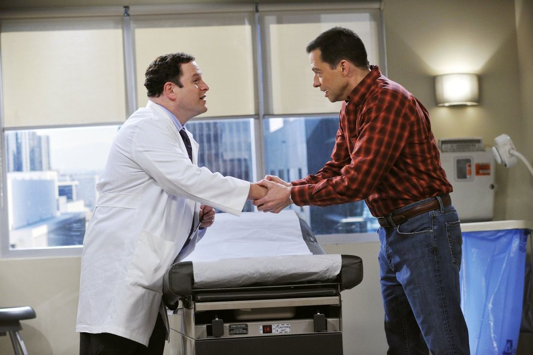 Hat eine gute Nachricht für Alan (Jon Cryer, r.): Dr. Goodman (Jason Alexander, l.) ... - Bildquelle: Warner Brothers Entertainment Inc.