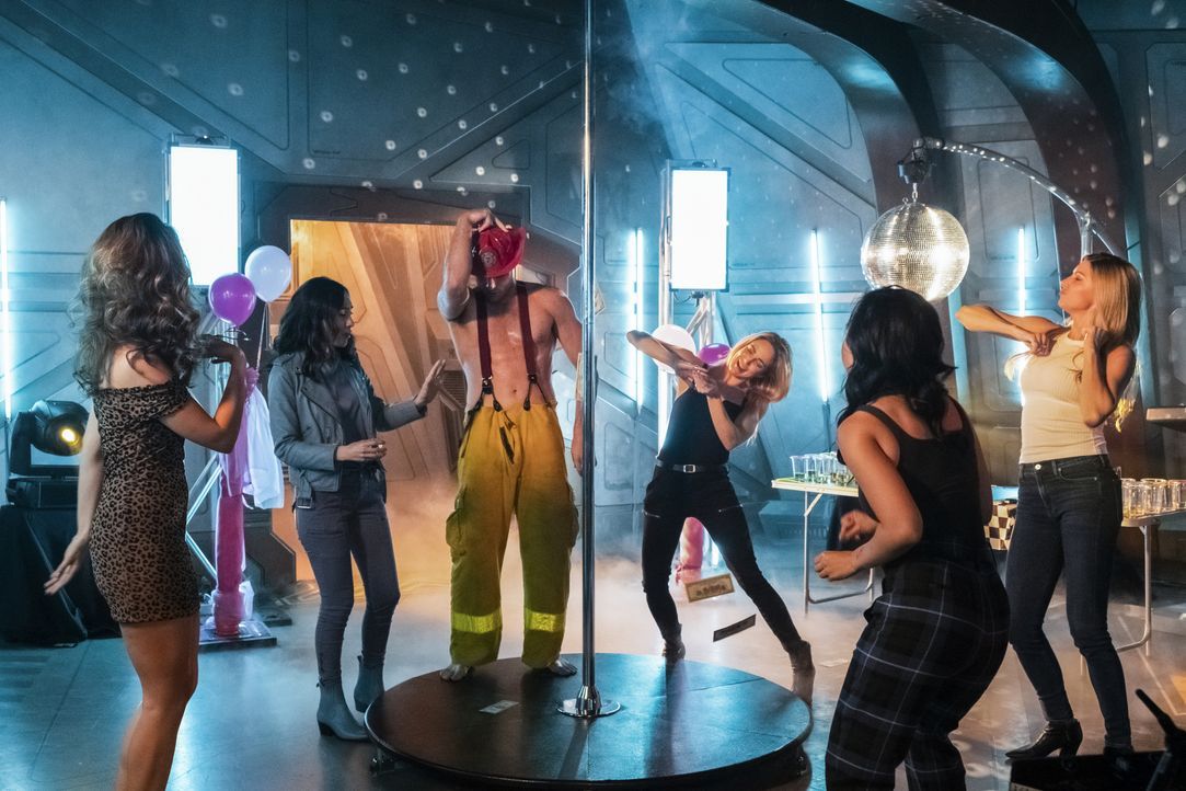 (v.l.n.r.) Zari (Tala Ashe); Nora Darhk (Courtney Ford); Sara Lance (Caity Lotz); Mona Wu (Ramona Young); Ava Sharpe (Jes Macallan) - Bildquelle: 2019 The CW Network, LLC. All rights reserved.