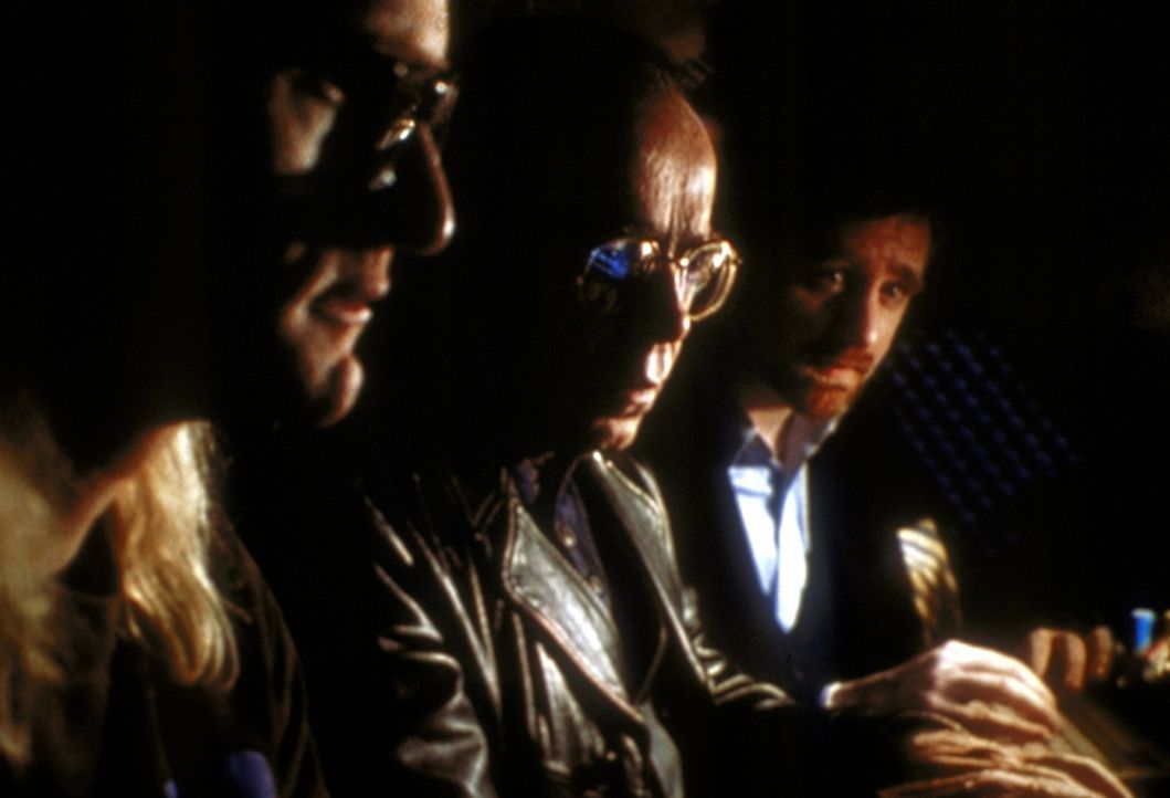 Langley (Dean Haglund, l.), Frohike (Tom Braidwood, M.) und Byers (Bruce Harwood, r.) vom "Einsamen Schützen" müssen Scully mitteilen, dass auf der... - Bildquelle: TM +   2000 Twentieth Century Fox Film Corporation. All Rights Reserved.