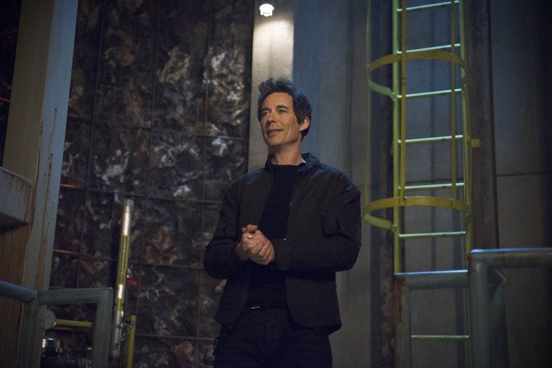 Was hat Harrison Wells (Tom Cavanagh) bloß mit seinem Verwandten Eddie vor? - Bildquelle: Warner Brothers.
