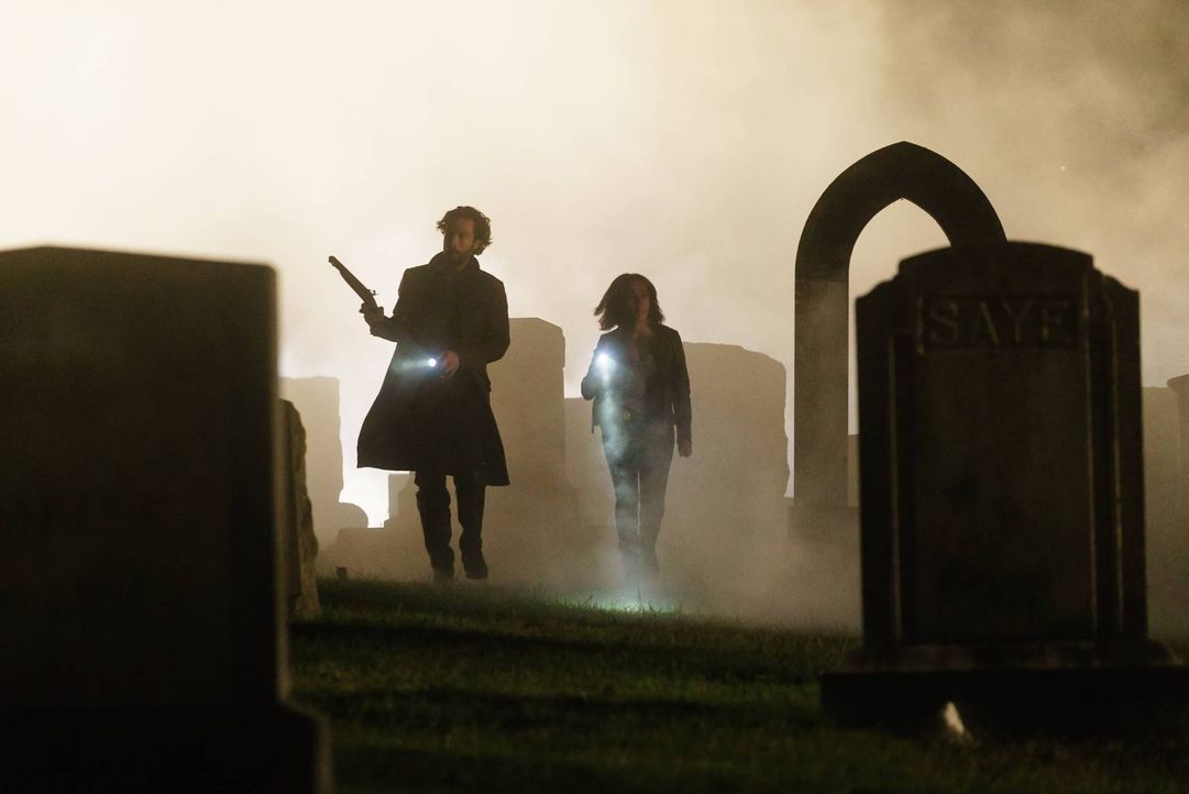 Eine Armee Untoter marschiert auf Sleepy Hollow zu. Können Crane (Tom Mison, l.) und Abbie (Nicole Beharie, r.) mit der Bekämpfung der Monster wirkl... - Bildquelle: 2015-2016 Fox and its related entities.  All rights reserved.