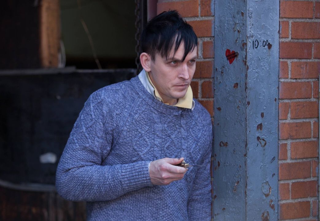 Treibt seine Rückkehr nach Gotham weiter voran und sucht sich mächtige Verbündete: Oswald "Penguin" Cobblepot (Robin Lord Taylor) ... - Bildquelle: Warner Bros. Entertainment, Inc.