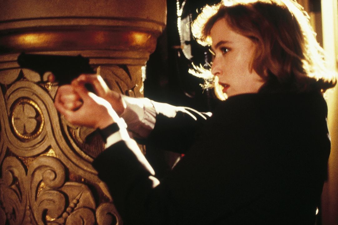 Mulder und Scully untersuchen eine rätselhafte Mordserie. Bewaffnet hofft Scully (Gillian Anderson), den Täter zu überführen ... - Bildquelle: TM +   Twentieth Century Fox Film Corporation. All Rights Reserved.