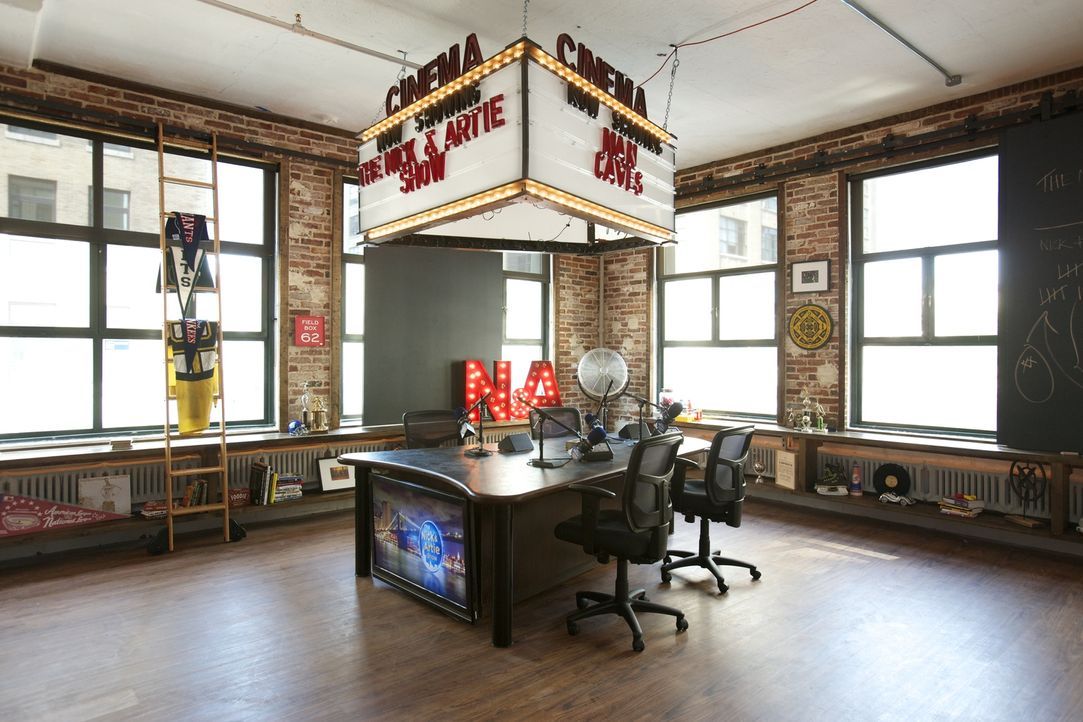 Das Radio- und Fernsehstudio der Nick & Artie-Show soll als ultimative Relax-Zone für sportbegeisterte Komödianten, Schauspieler und natürlich auch... - Bildquelle: Anders Krusberg 2012,DIY Network/Scripps Networks, LLC. All Rights Reserved.